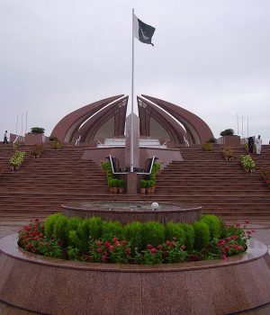 Flag_of_Pakistan_on_National_Monument