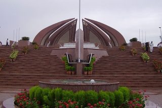 Flag_of_Pakistan_on_National_Monument